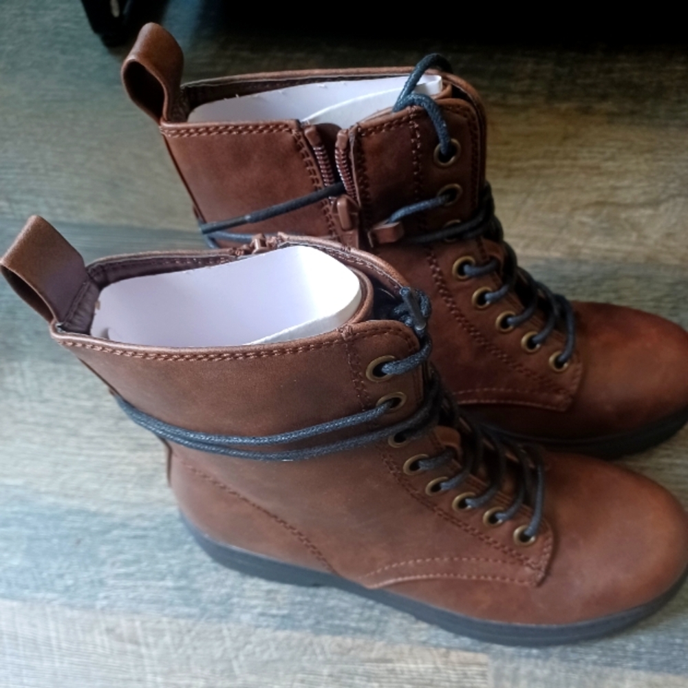 Classic Brown Womans Lace-Up Boots
